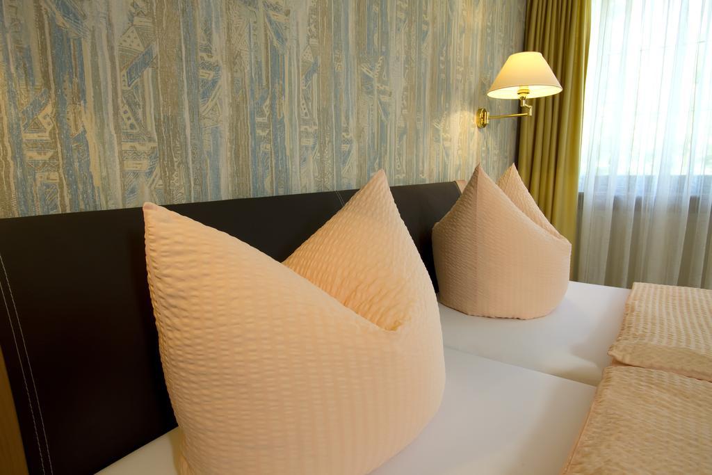 Gaestehaus Hebinger Am Schlosspark Deidesheim Szoba fotó